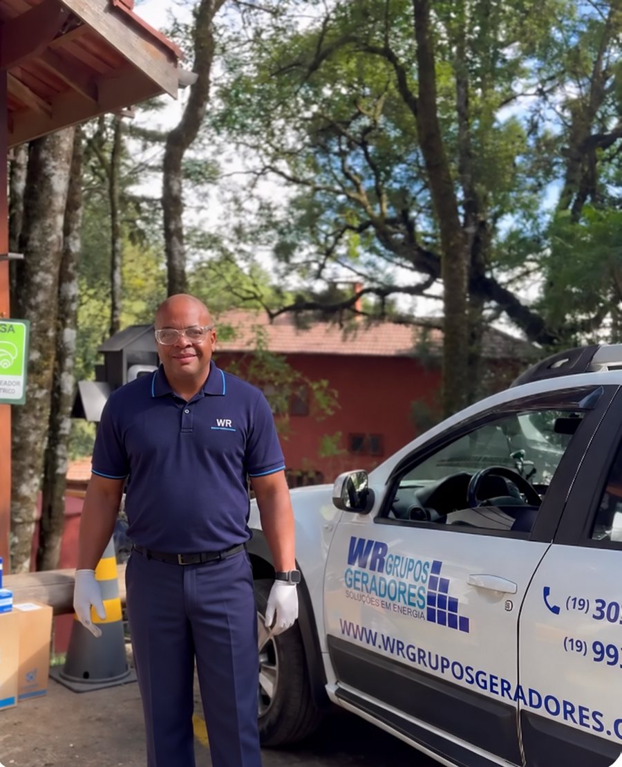 Técnico da WR ao lado do veículo da empresa durante um atendimento